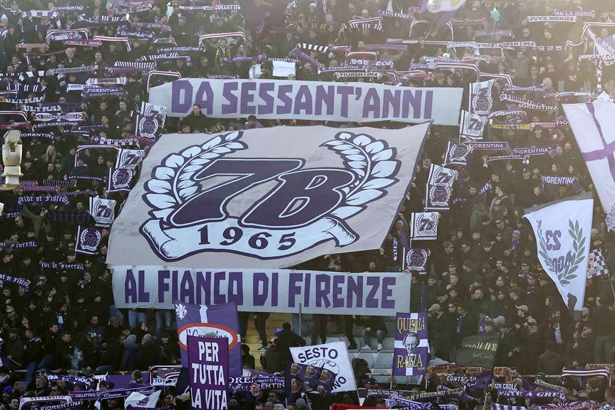 Sostegno per 95 minuti, bordata di fischi e curva semi-vuota al triplice fischio: la reazione dei tifosi