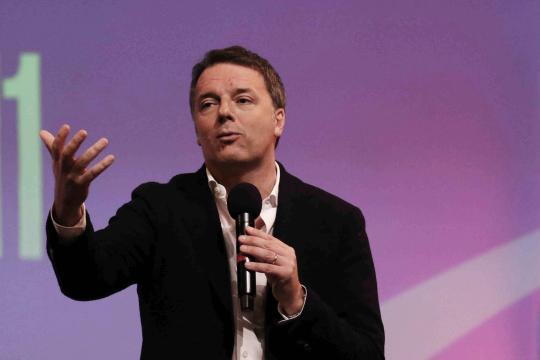 Renzi: «Serve un top manager di calcio per salvare la Fiorentina. Cessione? Non è il momento, ma c'è interesse enorme»