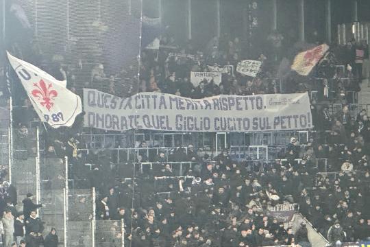 Lo striscione della Fiesole in trasferta: «Onorate quel giglio cucito sul petto» (FOTO VI.IT)