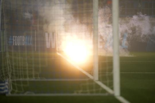 Fiorentina, tensione a Losanna: petardo tra i tifosi interrompe il saluto della squadra