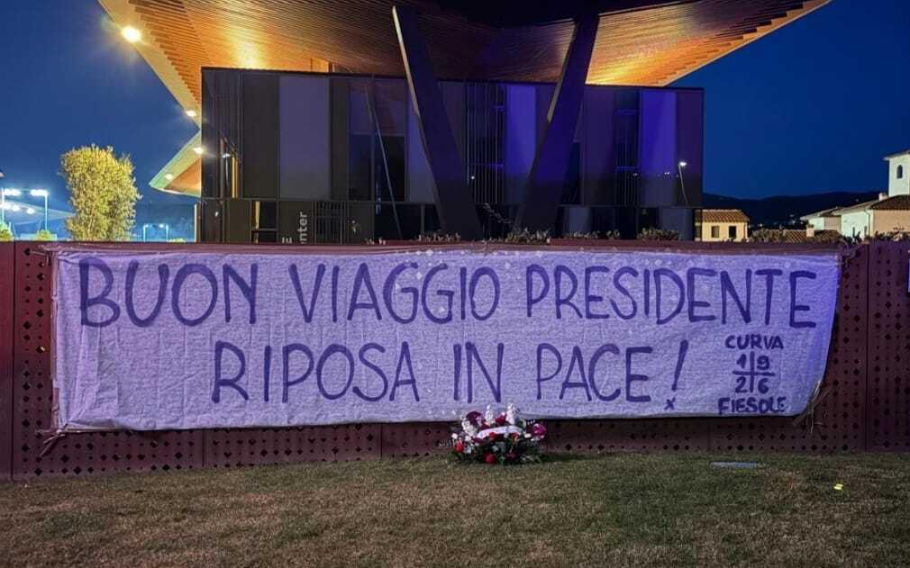 Lo striscione della Curva Fiesole al Viola Park: «Buon viaggio presidente» (FOTO)