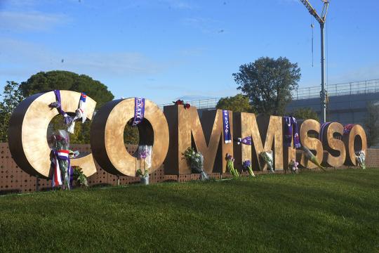 Al Viola Park l'omaggio dei tifosi per Commisso: fiori sull'insegna del centro sportivo (FOTO)