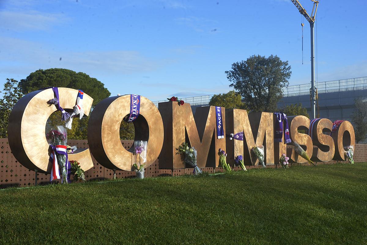 Al Viola Park l'omaggio dei tifosi per Commisso: fiori sull'insegna del centro sportivo (FOTO)