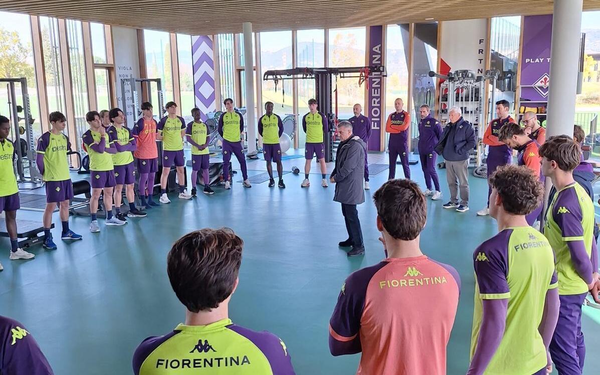 Un minuto di silenzio al Viola Park: le giovanili commemorano Commisso prima dell'allenamento (FOTO)