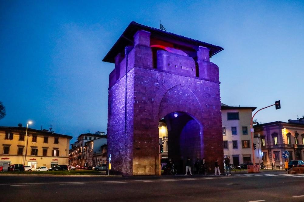 L'omaggio di Firenze a Commisso: le porte della città colorate di viola (FOTO)