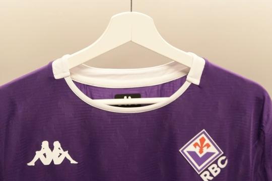 Finisce ufficialmente l'era Kappa: il saluto social della Fiorentina al suo sponsor tecnico