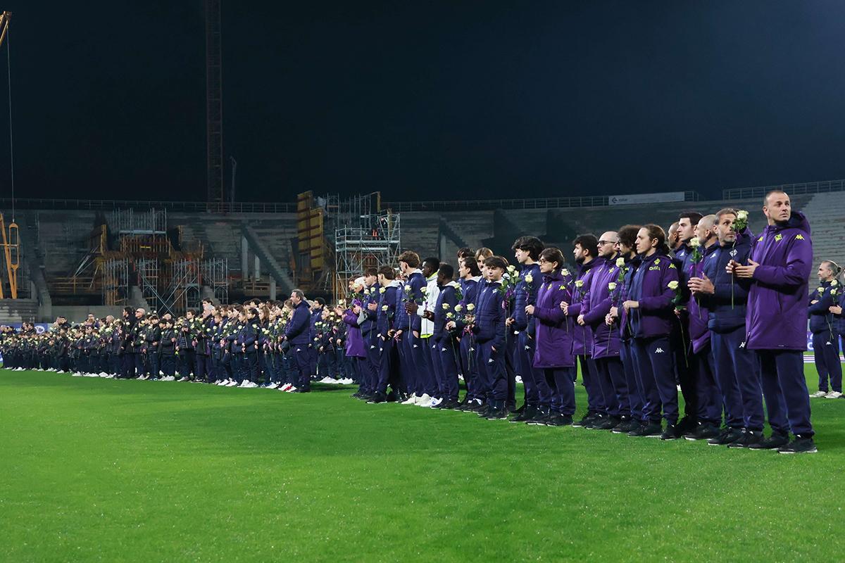 Nazione - Le emozioni per Commisso: 500 rose, la canzone di Nuti e quel bacio a centrocampo