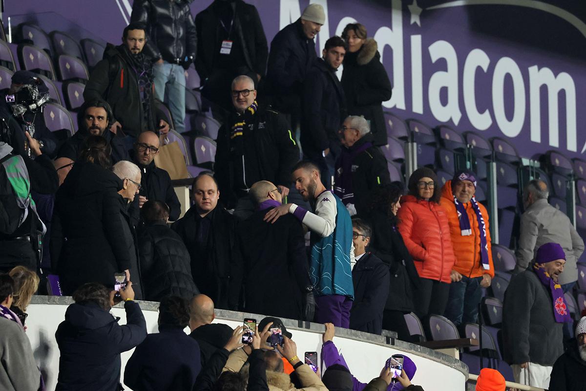 Prima da presidente per Giuseppe Commisso: selfie con i tifosi e omaggio floreale da parte di De Gea (VIDEO)