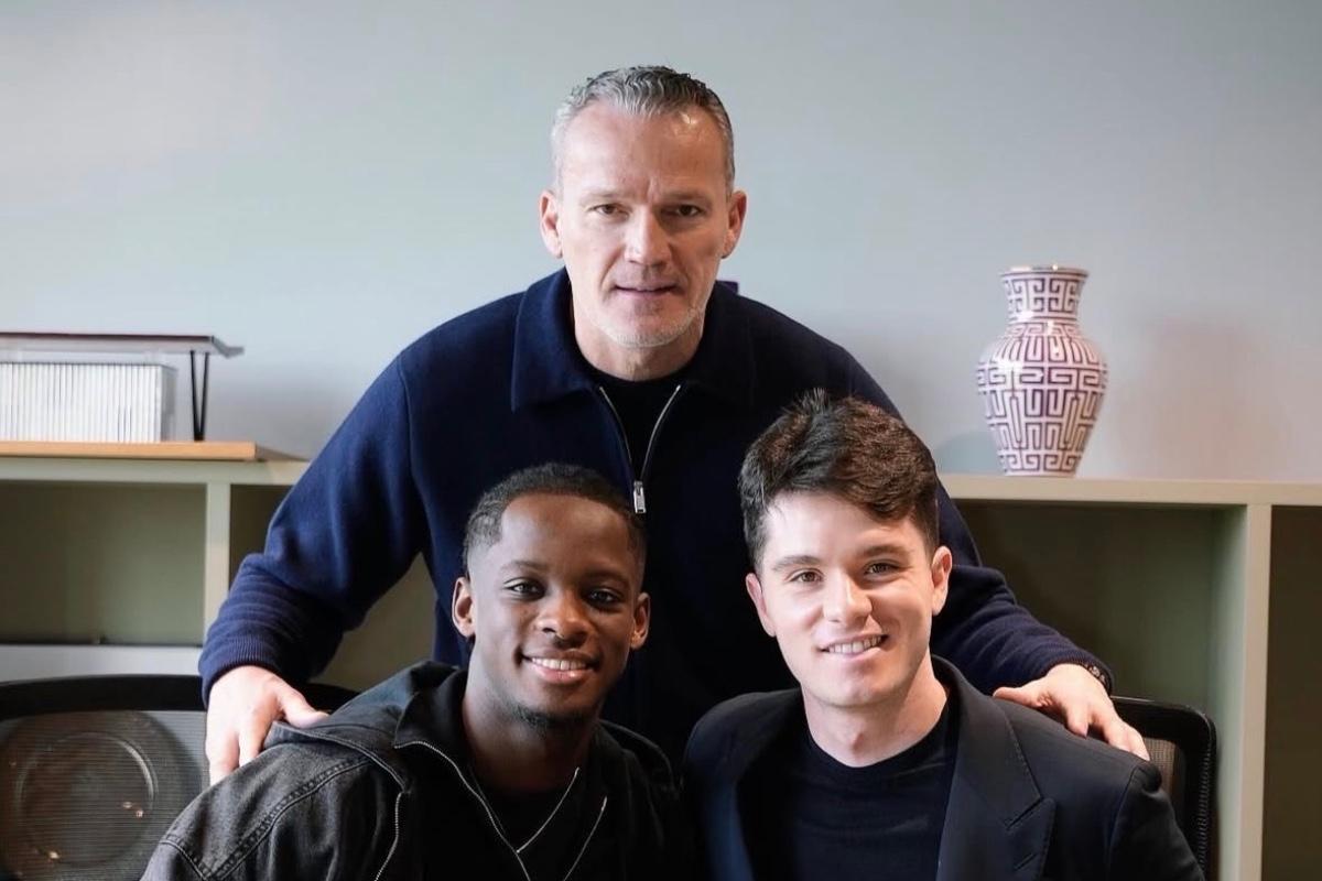 Kouadio, la foto con gli agenti dopo la firma sul rinnovo