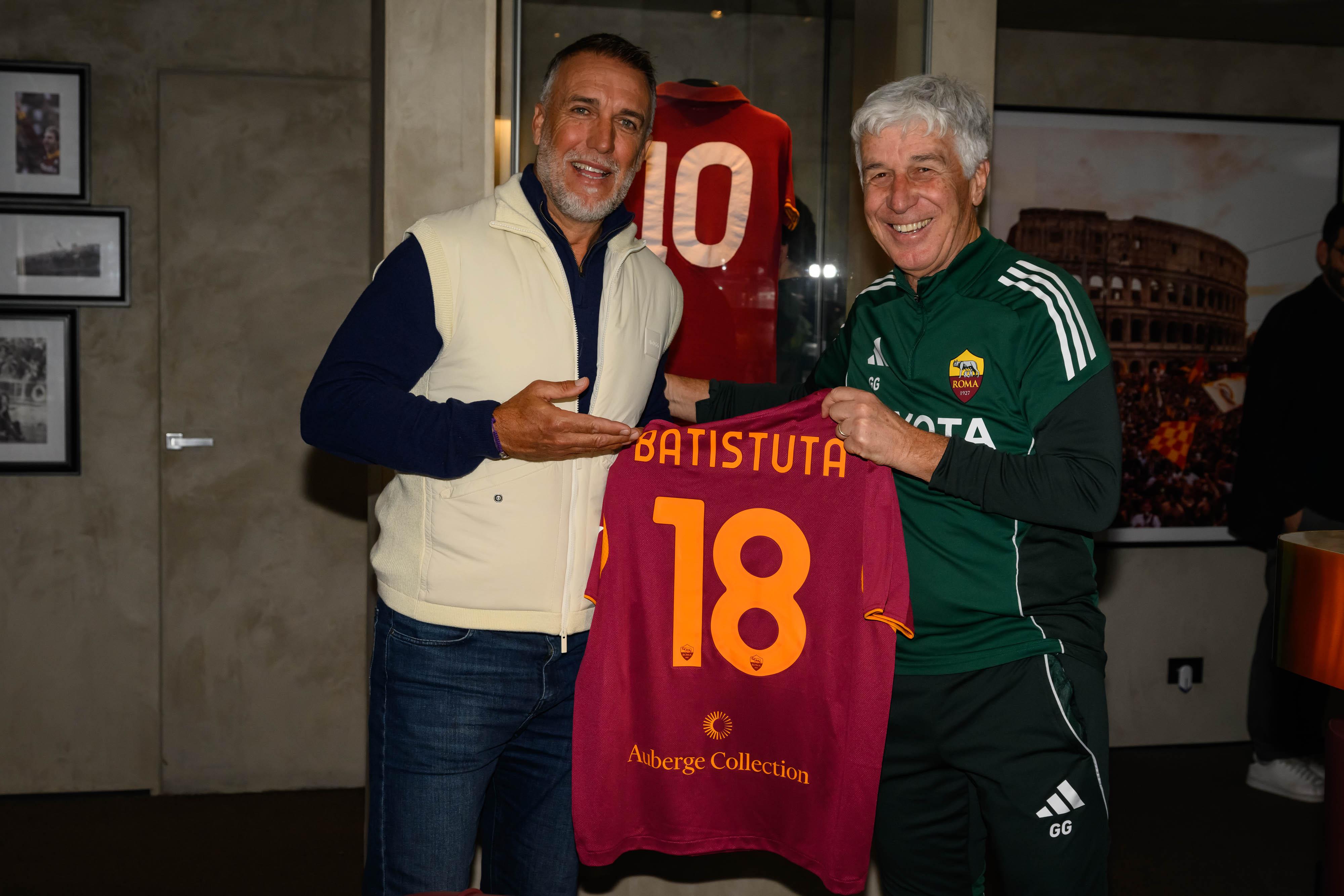 Batistuta in visita a Trigoria: «Con Ranieri vincemmo la Supercoppa in viola. A Roma bei ricordi»