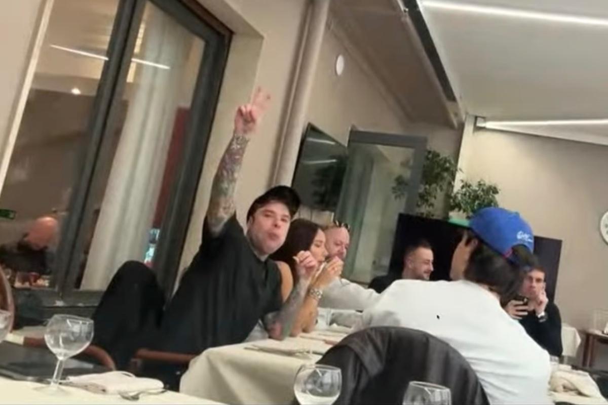 Sanremo, il tatuaggio di Masini e Fedez tifoso viola: il simpatico siparietto (VIDEO)