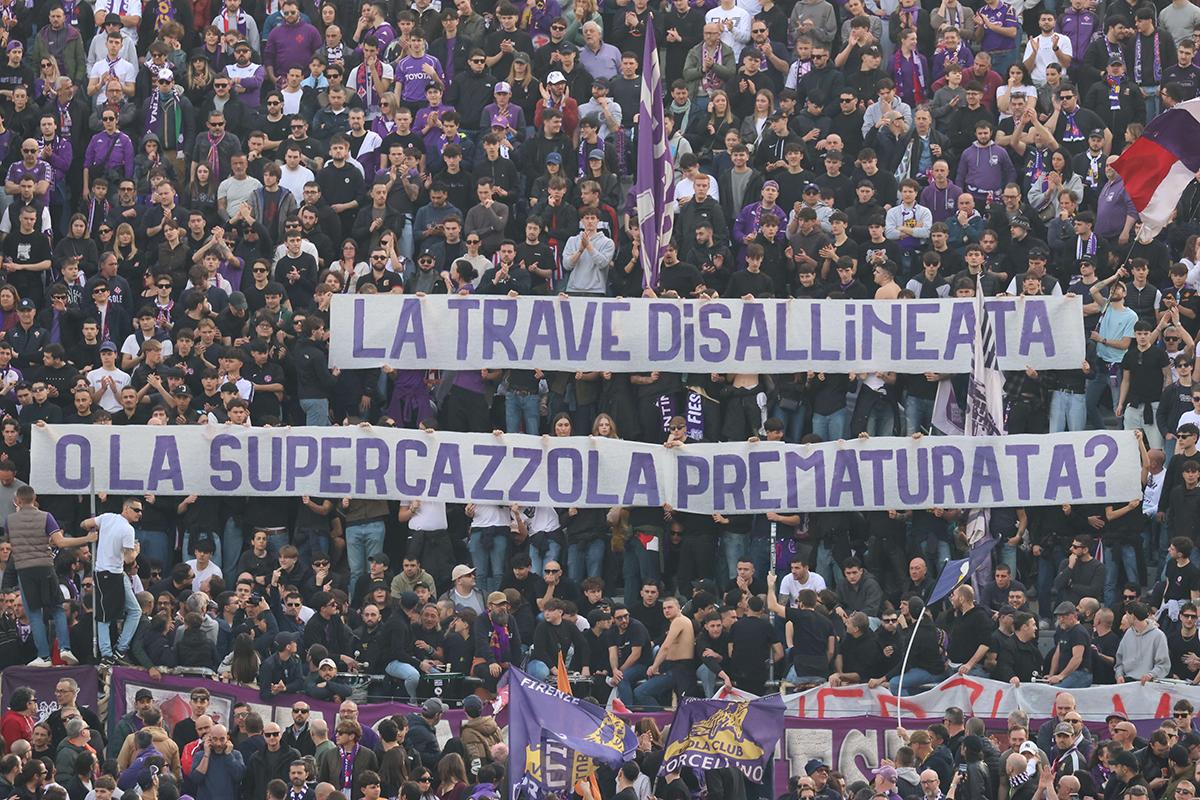Striscione della Fiesole contro il Comune: ironia sui lavori della Curva