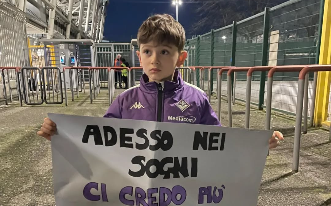 Il piccolo Tommy e il cartellone ritirato allo Zini. La Cremonese si scusa