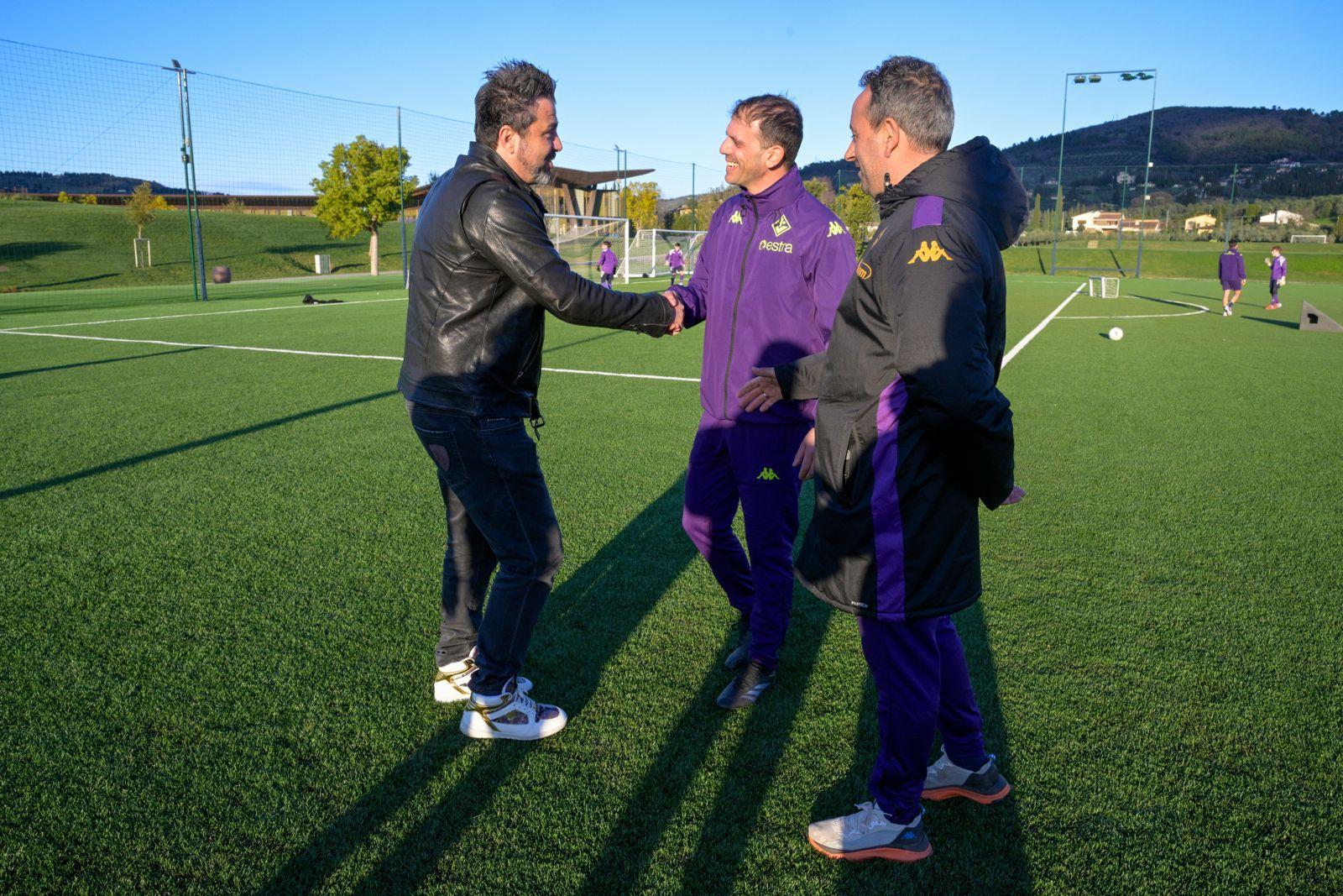 Frey in visita agli Under 13 della Fiorentina: «La maglia viola rappresenta una città»