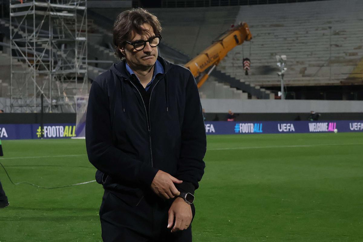 Dopo gli striscioni di protesta, arrivano gli applausi per Vanoli. Il Franchi rende merito al tecnico viola
