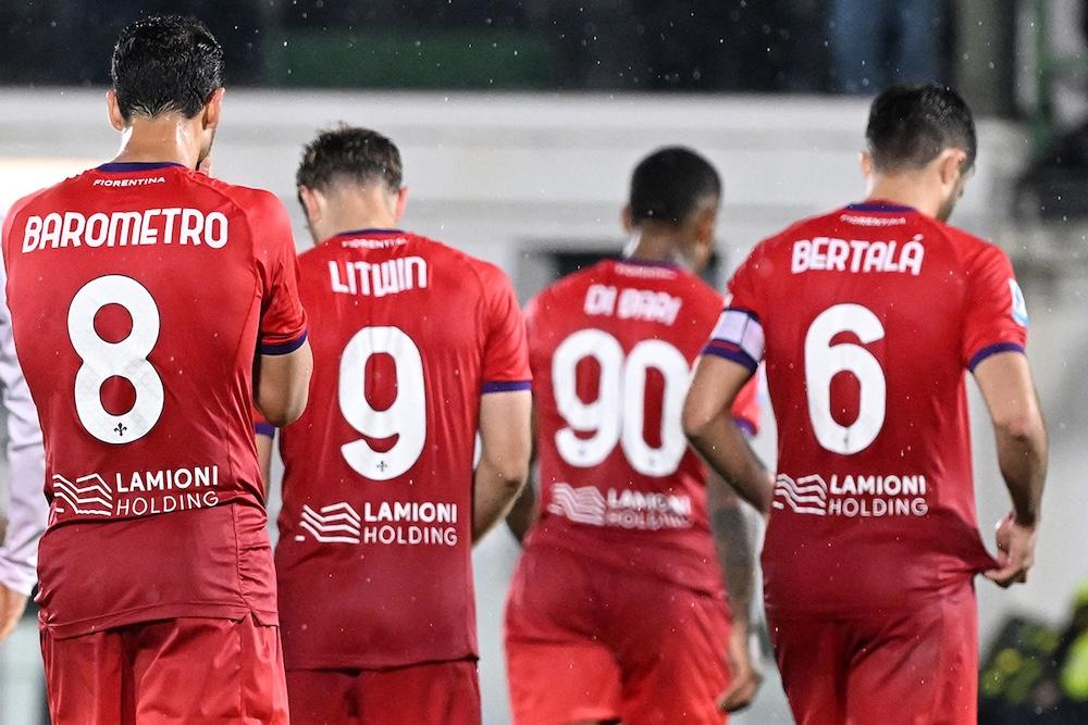 Fiorentina-Genoa, giocatori viola in campo con i cognomi delle mamme sulle maglie