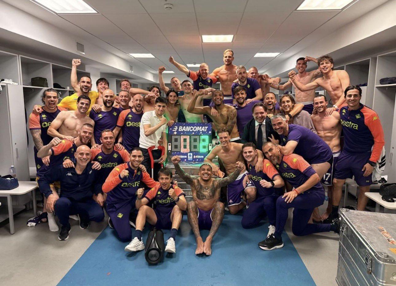 Fiorentina, la festa della squadra negli spogliatoi dopo la vittoria sulla Juve (foto)