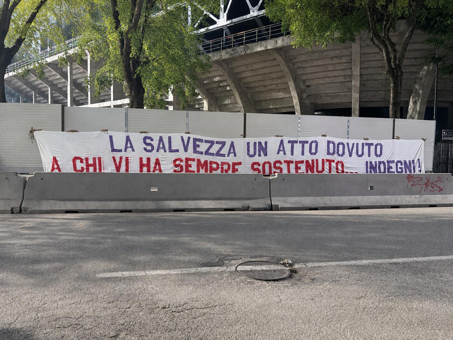Aria di contestazione a Firenze: apparsi nuovi striscioni della Curva contro la squadra