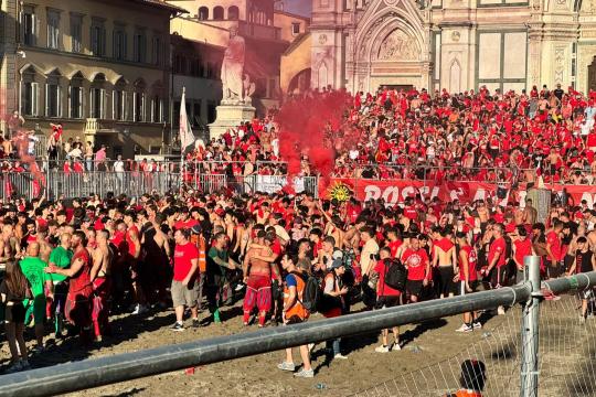 Calcio Storico, Rossi a valanga sui Verdi. La prima semifinale finisce 22-2