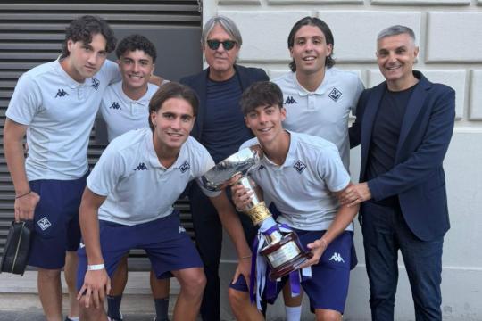 Primavera, una delegazione con la coppa alla Festa Viola del Gruppo Valdarno (FOTO)