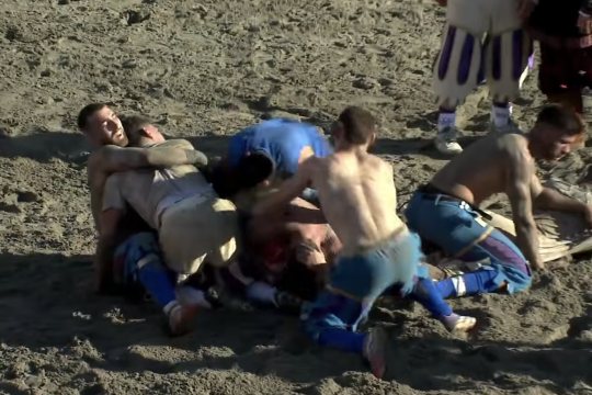 Calcio Storico, trionfo degli Azzurri contro i Bianchi. In finale la sfida ai Rossi
