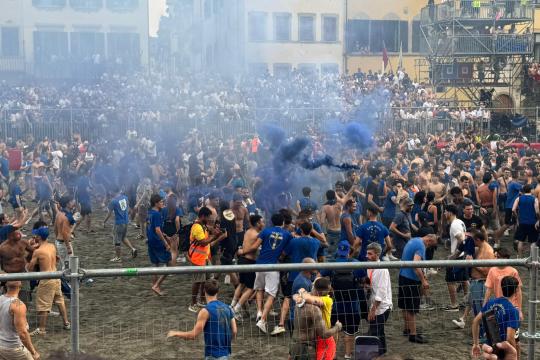 Calcio Storico Fiorentino 2026, gli Azzurri battono i Rossi 19-18 e tornano campioni