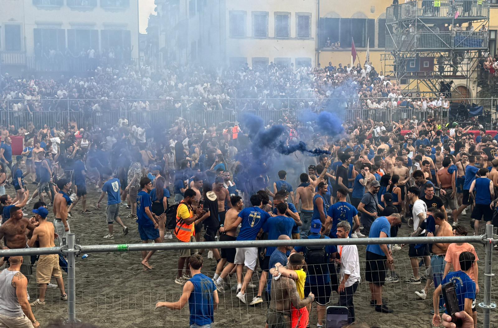 Calcio Storico Fiorentino 2026, gli Azzurri battono i Rossi 19-18 e tornano campioni
