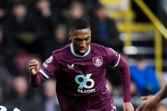 In attesa di Koleosho il Burnley cede un altro esterno: Anthony al Brentford per 20 milioni
