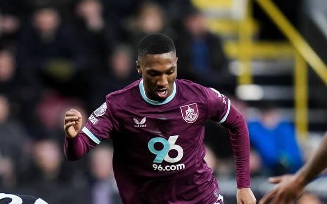 In attesa di Koleosho il Burnley cede un altro esterno: Anthony al Brentford per 20 milioni