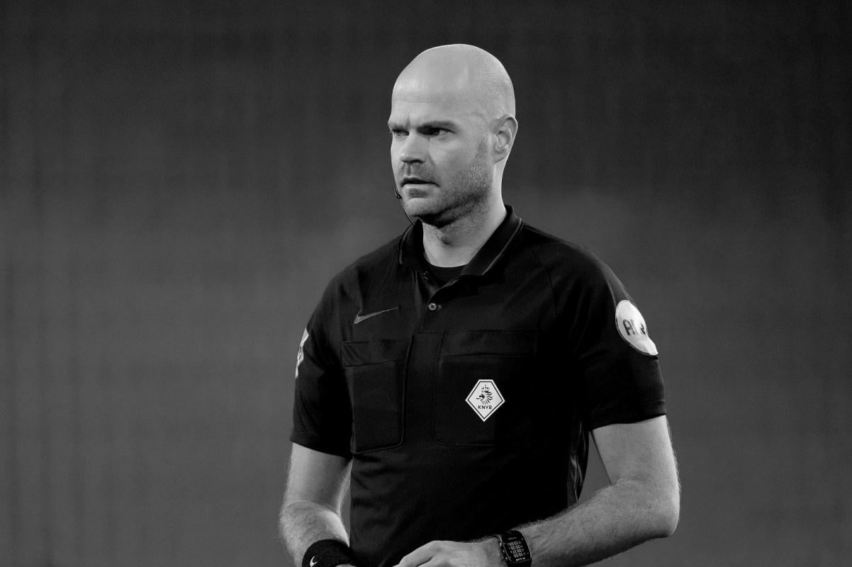 Lutto nel mondo del calcio: è scomparso l'arbitro Dieperink, Var in Crystal Palace-Fiorentina