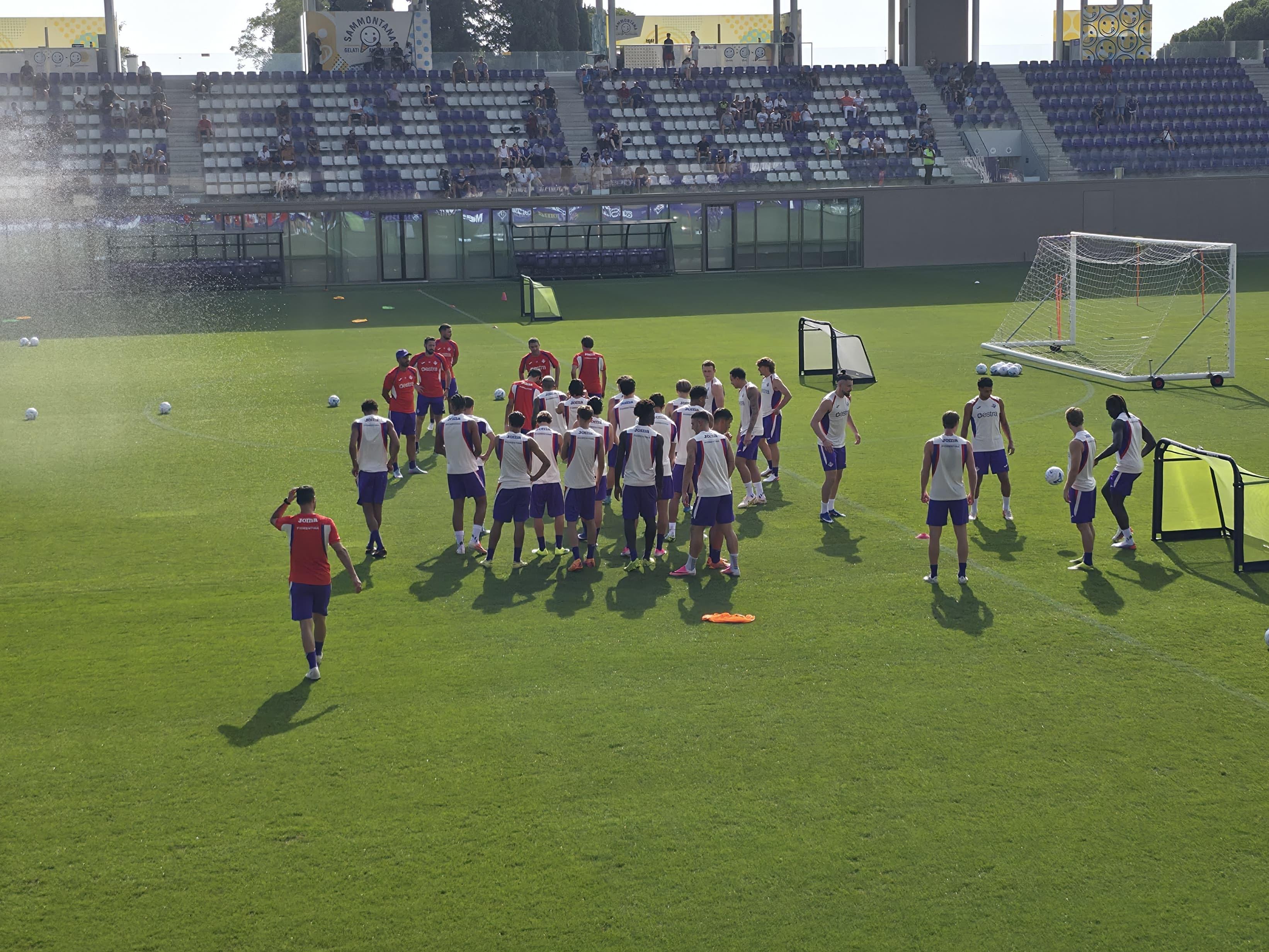 Terzo giorno di allenamento al Viola Park: squadra in campo per il riscaldamento