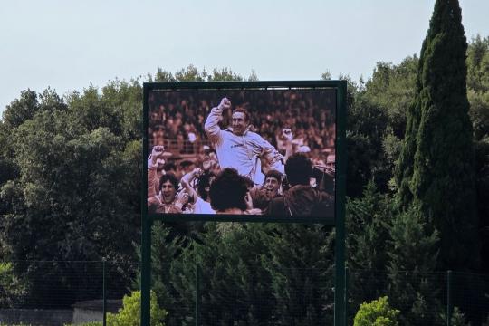 La Fiorentina omaggia Bagnoli prima dell'allenamento. Messaggio anche per Baldini