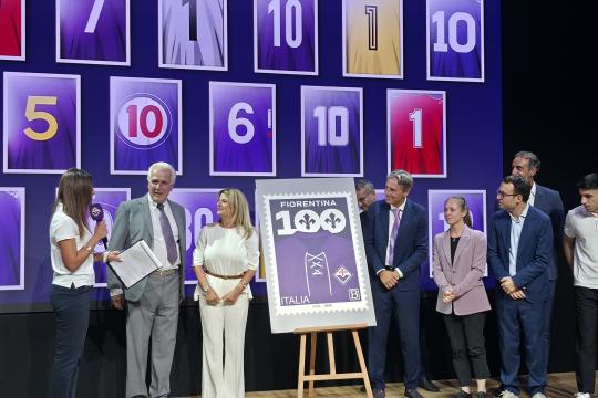 Presentato il francobollo per i 100 anni della Fiorentina. Ferrari: «Oggi il primo di tanti eventi»