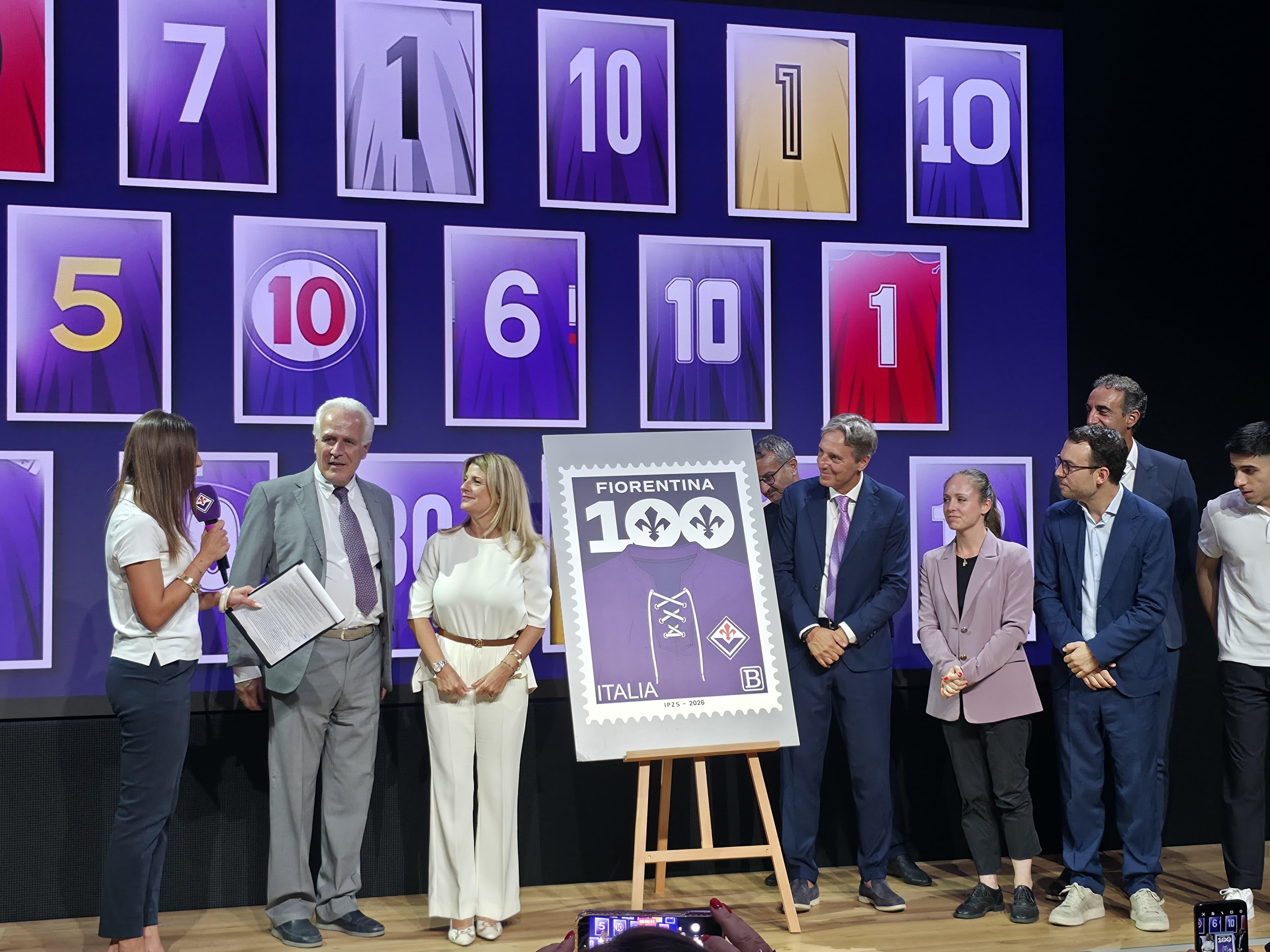 Presentato il francobollo per i 100 anni della Fiorentina. Ferrari: «Oggi il primo di tanti eventi»