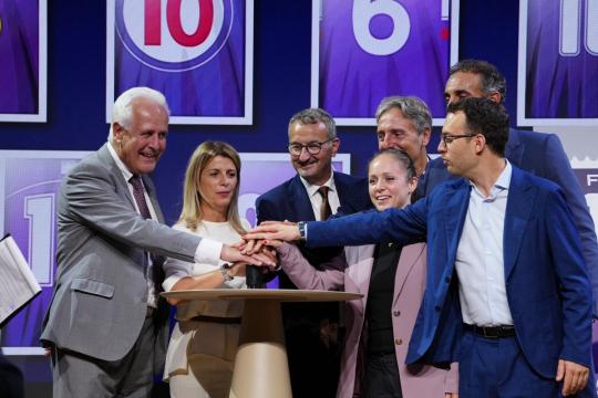 Presentato il francobollo per i 100 anni della Fiorentina. Ferrari: «Oggi il primo di tanti eventi»