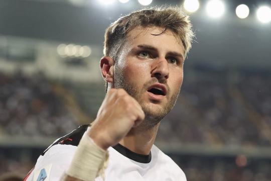 Sondaggio per Gimenez, in uscita dal Milan: la Fiorentina ci pensa in caso di cessione di Kean