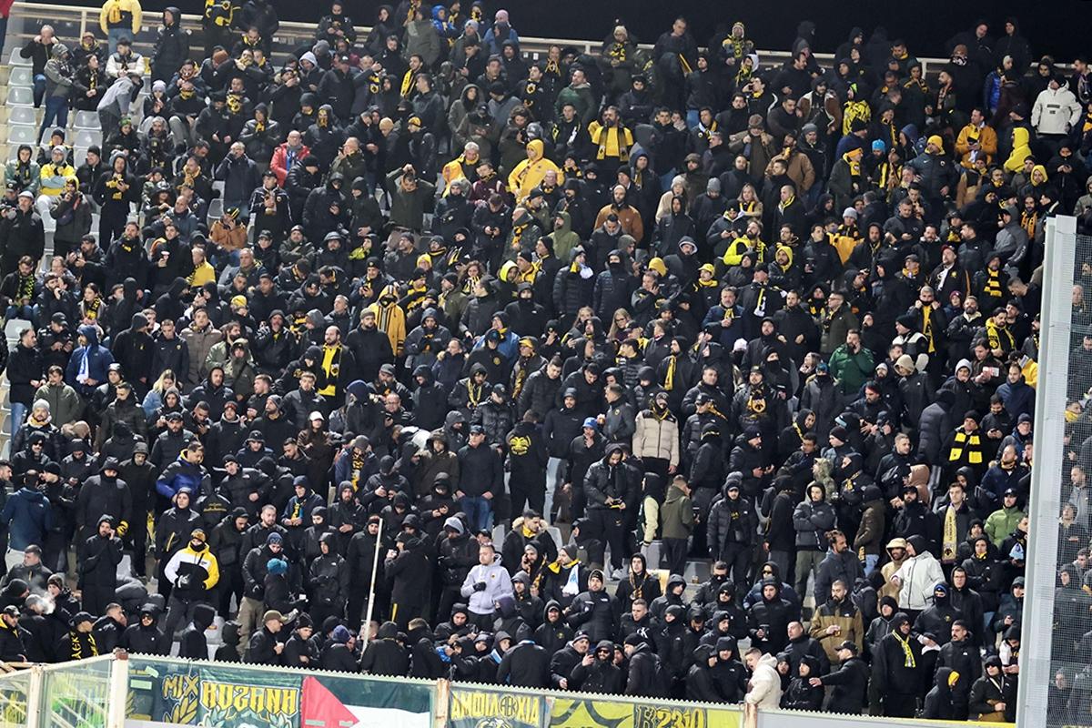 Fiorentina-AEK, piovuti sassi dal settore ospiti. All'intervallo tentativi di scontri tra tifoserie