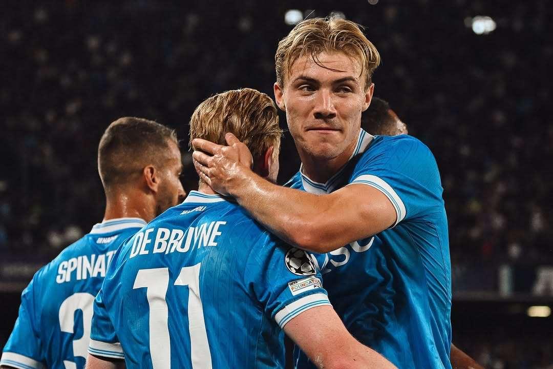 Serie A, un rigore di Hojlund punisce il Genoa all'ultimo respiro. Il Napoli sbanca Marassi 2-3