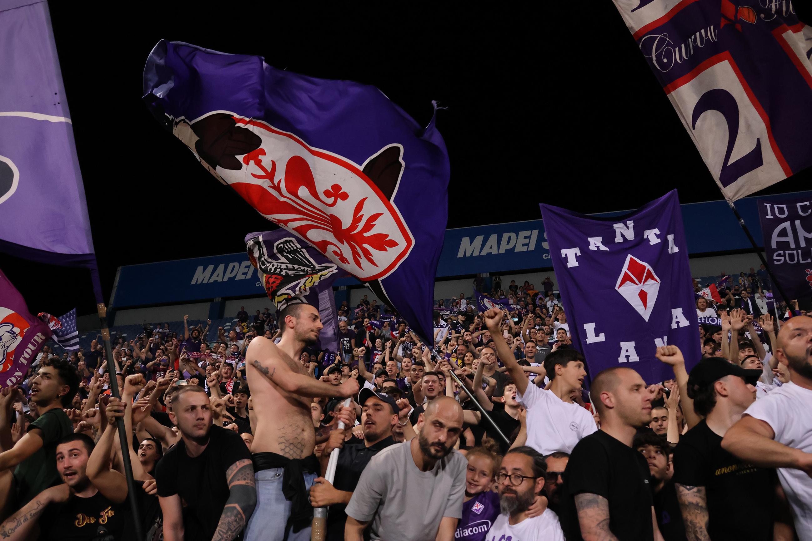 In quattromila a Reggio Emilia per colorare lo stadio di viola. Polverizzati i biglietti per Losanna