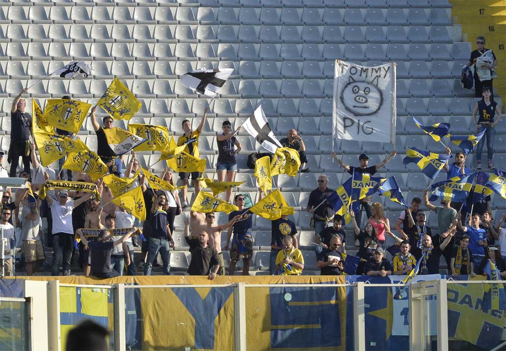 Ombre su Spezia-Parma, il duro comunicato del club emiliano: "Sms, nulla di irregolare"