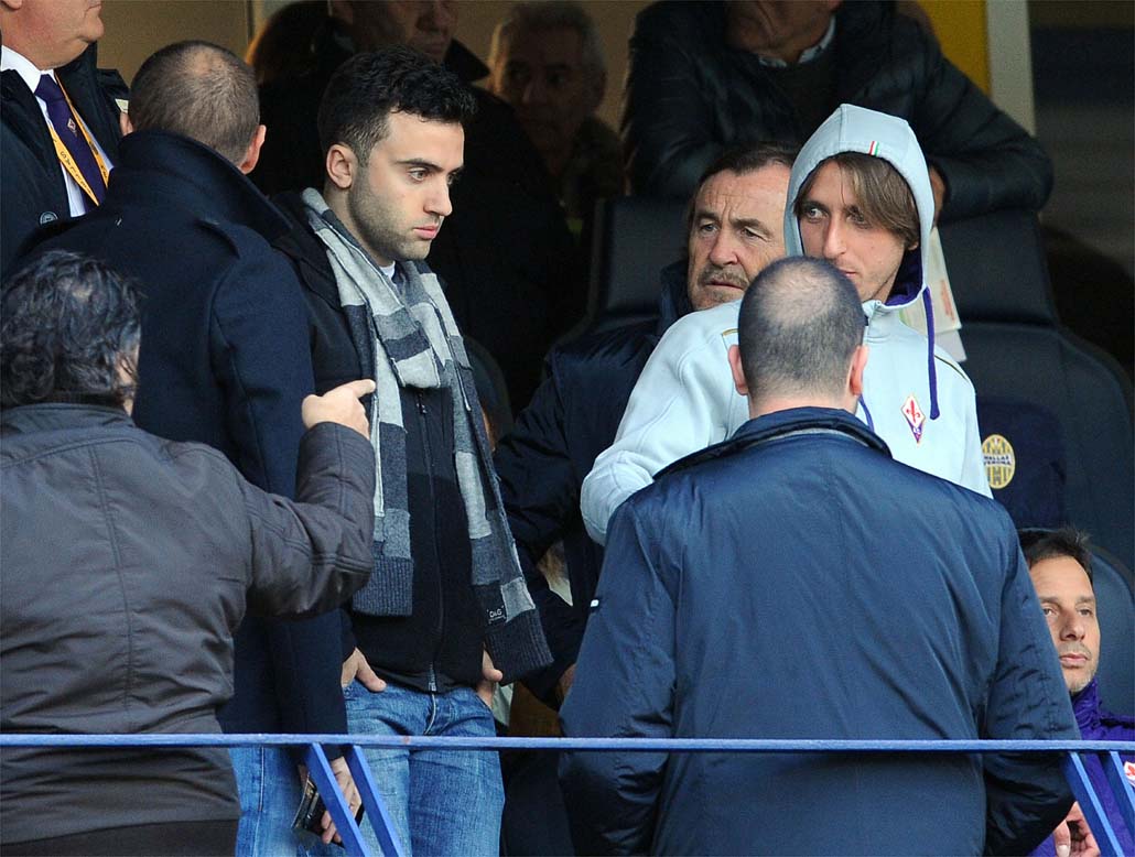 Grande accoglienza per Rossi: saluto del pubblico, foto, striscione e coro per lui