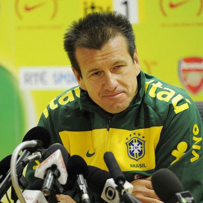 Il vicepresidente Salica regala la maglia n° 4 a Dunga (FOTO)