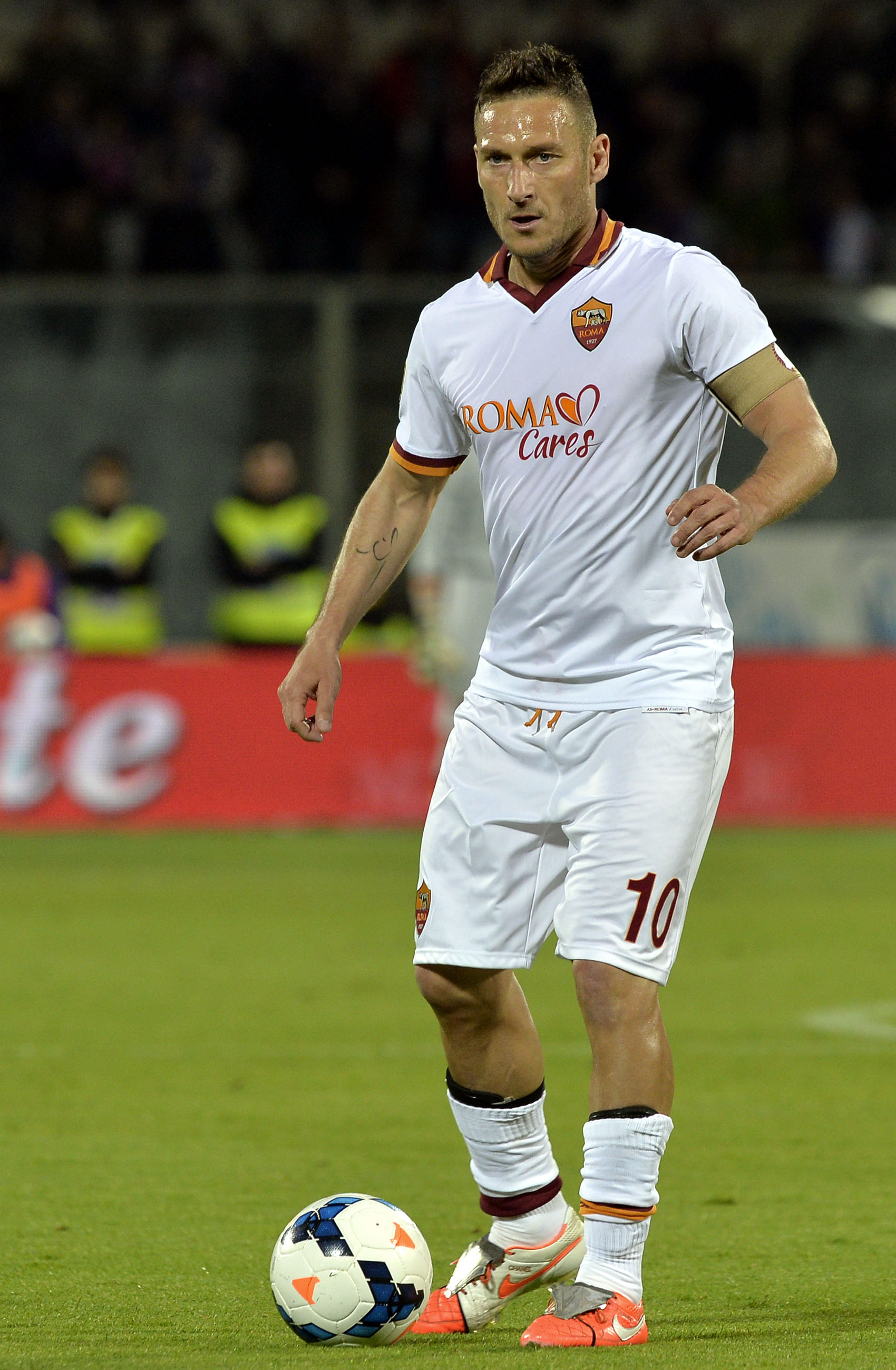 Totti: "Domenica ultima partita con la maglia della Roma. L'amore per il calcio non passa"