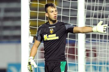 Serie A, incredibile a Benevento. Primo punto con un gol di testa del portiere al 95'