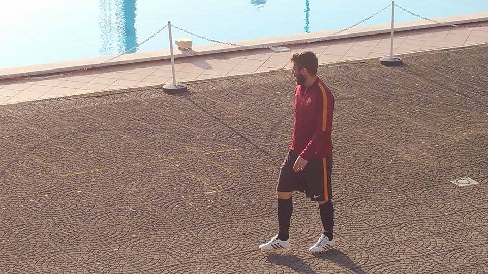 Roma, contestazione dei tifosi a Trigoria per addio di De Rossi