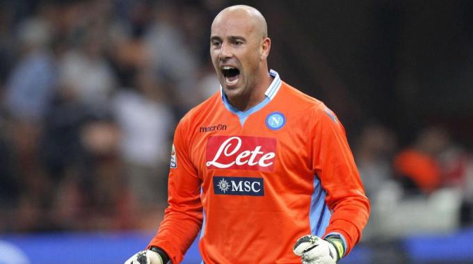 Striscione fascista dei tifosi della Lazio per Reina: "Saluti romani camerata"