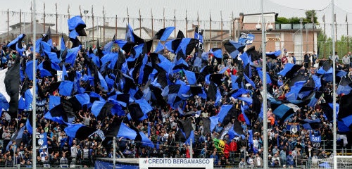 Il virus non ferma gli idioti: distrutto striscione solidarietà tifosi Atalanta-Brescia