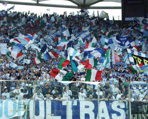 Follia a Roma, ucciso con un colpo di pistola un leader dei tifosi della Lazio