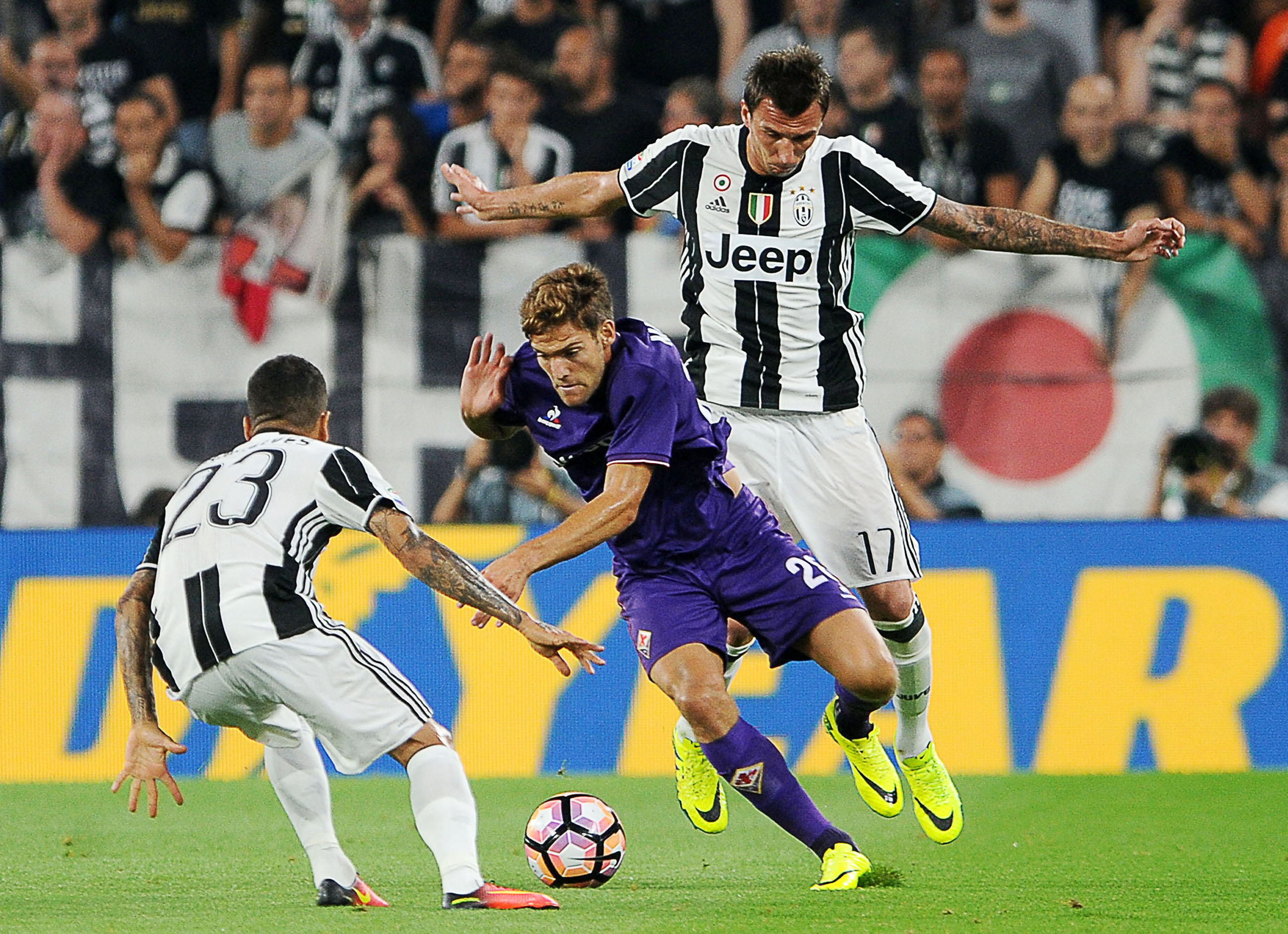 Petardi contro la sede della Juventus