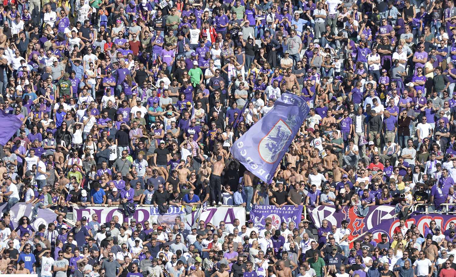 Provaci Fiorentina. Dopo le basi per il futuro è il momento di svoltare nel presente. Gli appelli al tifo continuano. Firenze usa la testa. Arbitri usate il Var.